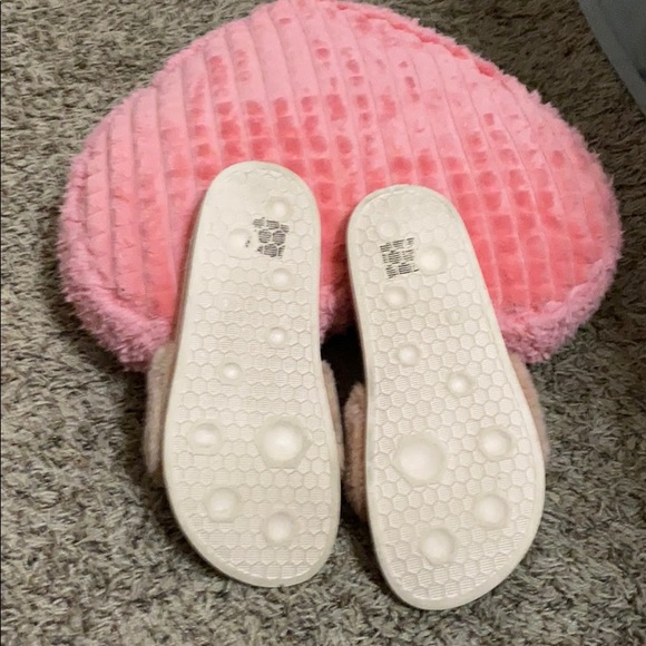 💕 Fenty Pink Fur Slides 💕 - Picture 2 of 3
